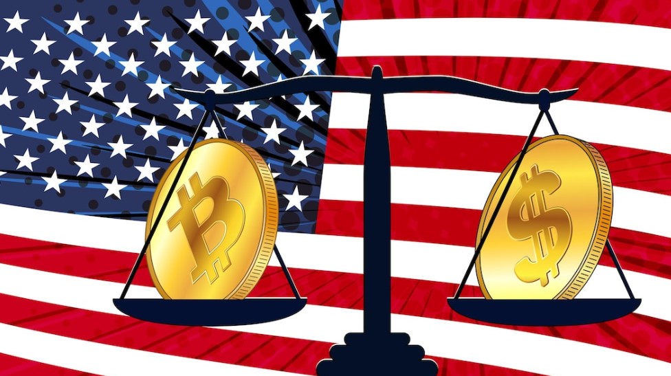 Золотая монета биткойн btc и американский доллар сша на весах с цветным флагом америки на заднем плане